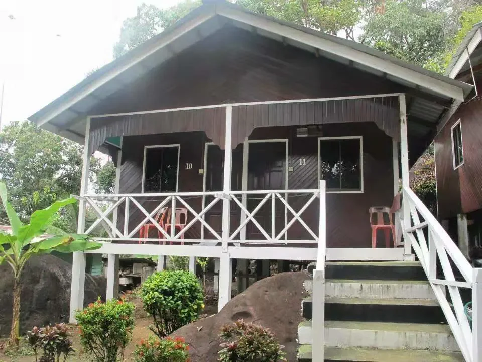 Aguna 度假村的木质小屋、白色栏杆阳台与热带植物