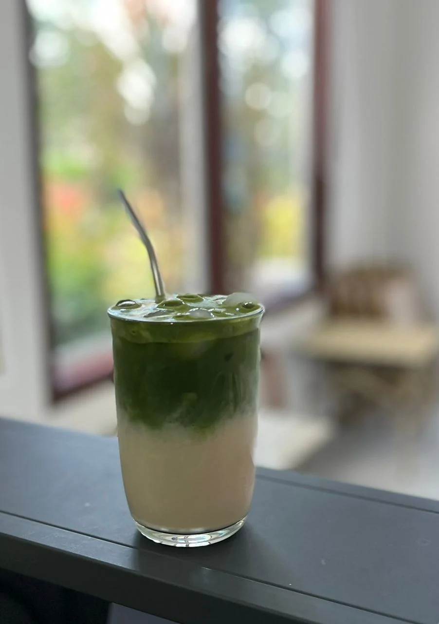 咖啡馆窗边的冰抹茶拿铁