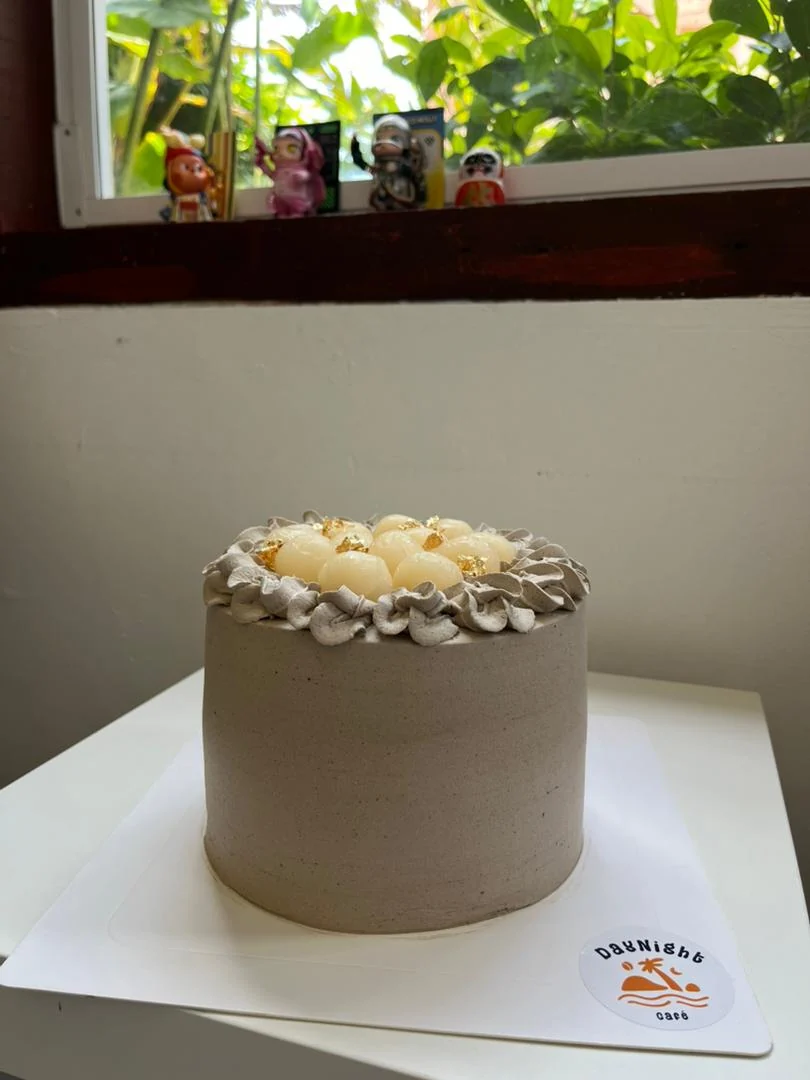 带有 DAYNIGHT Cafe 标志的装饰蛋糕