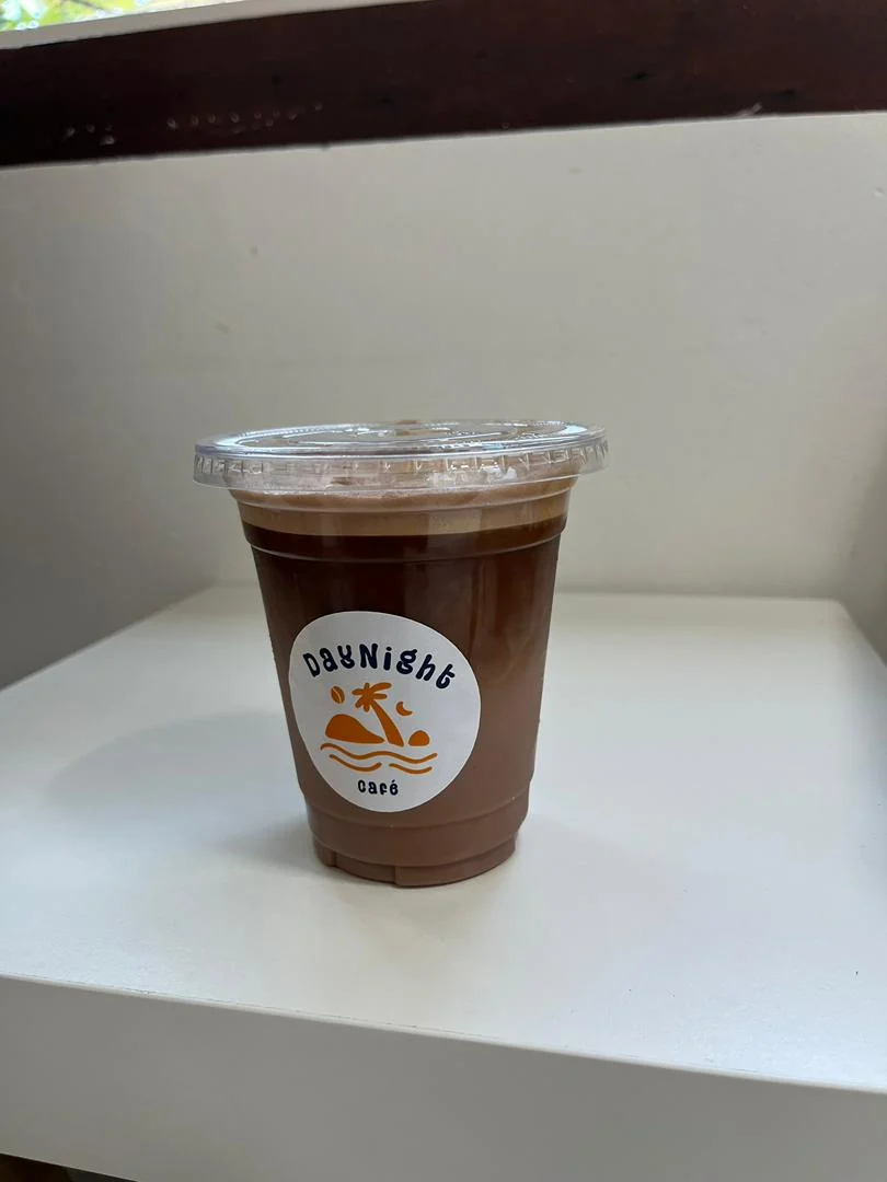 印有 DAYNIGHT Cafe 标志的冰巧克力