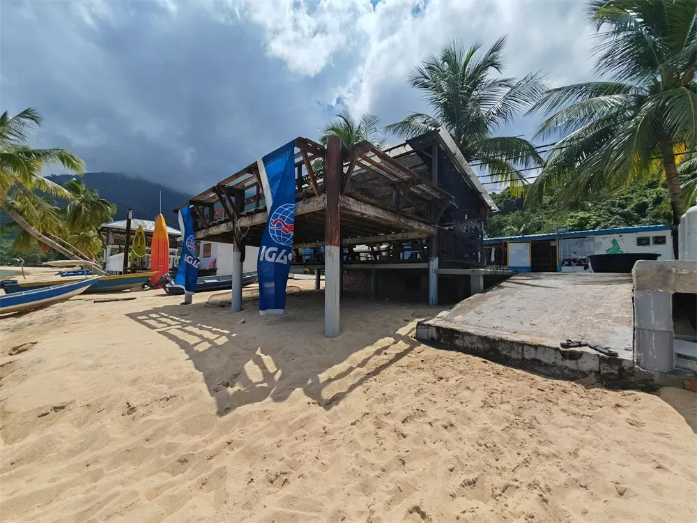 Tioman Dive Buddy 的海滩入口与平台