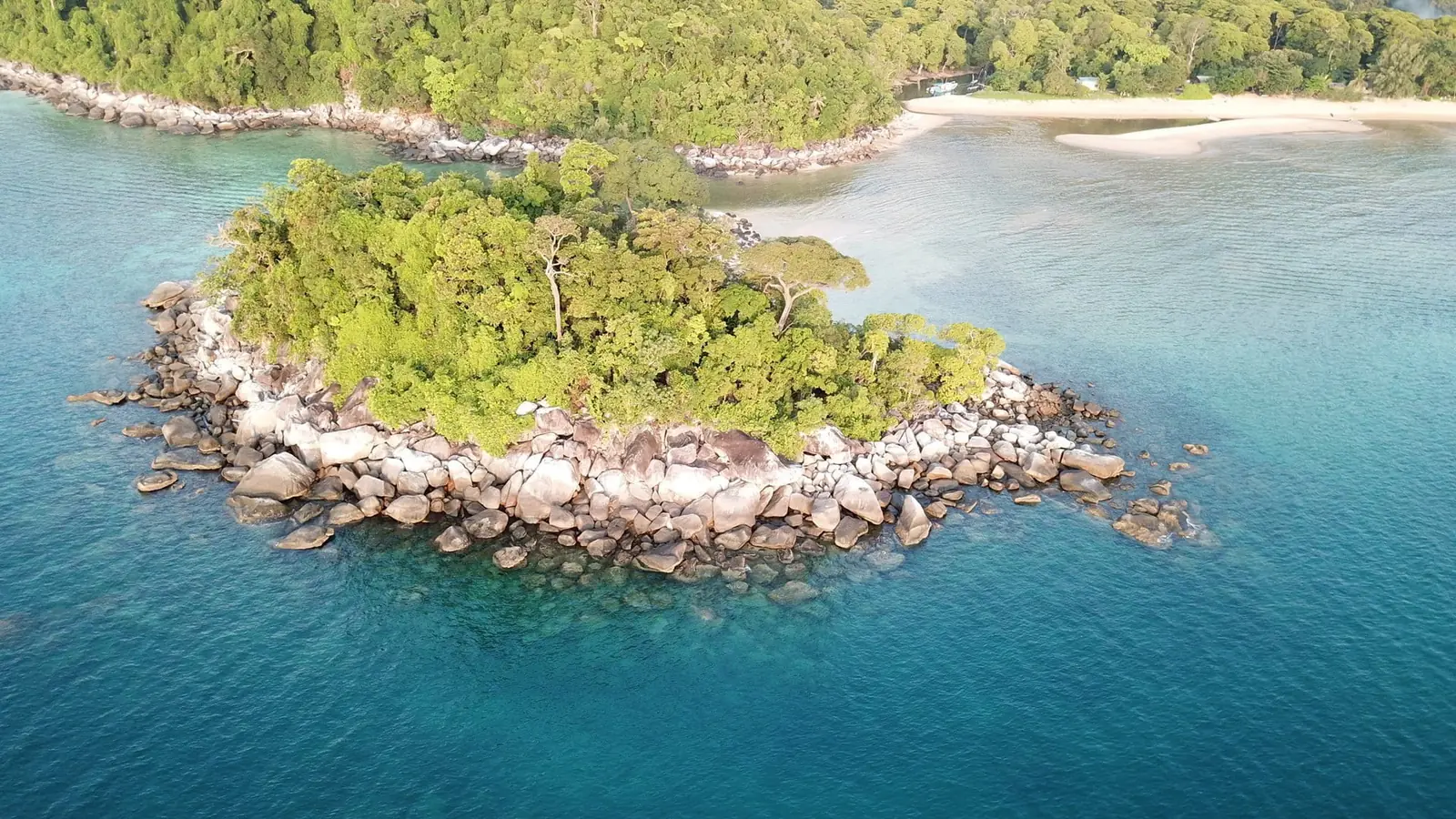 刁曼岛的热带海岸与蓝色海洋